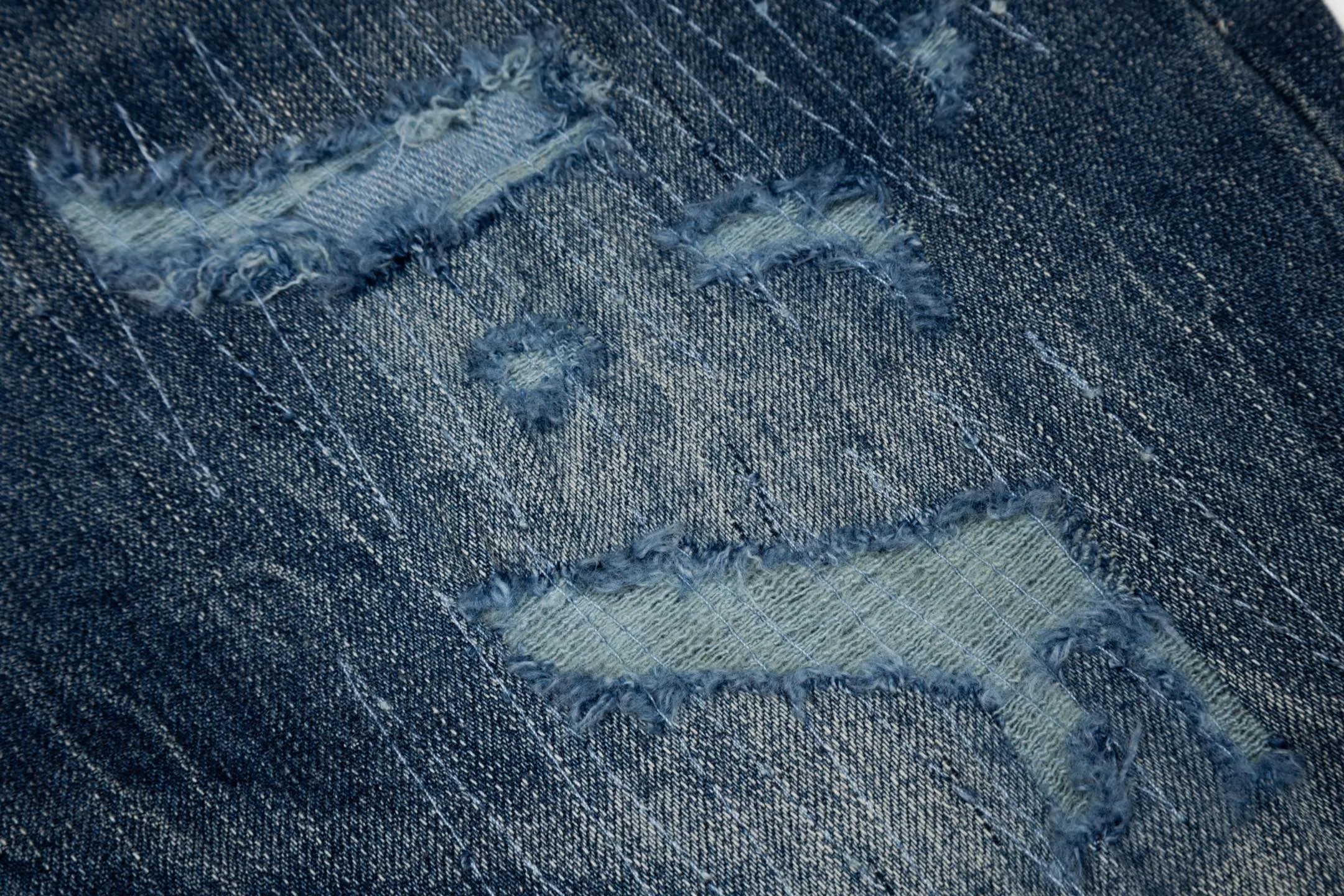135 PURPLE BRAND 26New Arrival ripped jeans with top quality wash. Really restore the ultimate Vintage texture. Three-dimensional version. Loose and comfortable, not picky about the figure. Makes taller and slimmer. Factory Seiko. Original factory quality control. Same style for men and women. Can be paired with couples. Versatile recommendation. Must-have jeans for all seasons. Hipsters have been disappointed. From the quality selection of fabrics, the tailoring of details, and the matching of patterns, they are all impeccable! The upper body is so handsome when worn...it can be easily worn by men, women and children! The craftsmanship is made of heavy-duty washed pure cotton denim fabric. After washing, it is soft and thick. It is very stylish when worn on the body. Color: Blue Style number: # Size: 28 30 32 34 36